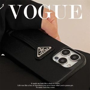 PRADA iphone17promax ケース メンズ ブランド iphone16/15pro ケース プラダ 風 革 スマホケース くすみ カラー iphone14プラスケース バンド 付き iphoneプロ ケース ブランド お 揃い