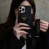 プラダ iphone17/17pro ケース prada スマホ ショルダー iphone17promax ケース ハイ ブランド iphone16/15/14 ケース 背面 収納 ブランド コピー